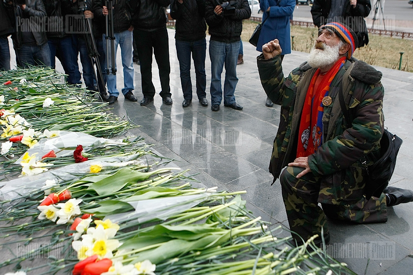 Րաֆֆի Հովհաննիսյանը առաջնորդեց Մարտի 1-ի ողբերգության զոհերի հիշատակի ոգեկոչման երթը դեպի Մյասնիկյանի հուշարձան  