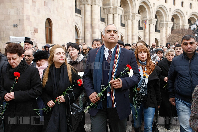  Раффи Ованнисян возглавил шествие в память жертв 1-го марта к памятнику Мясникяна