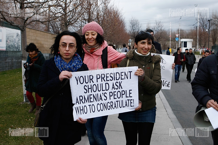 Activists made  protest  in front of the US Embassy in Armenia towards the congratulation by US President Barack Obama towards Armenian President Serzh Sargsyan
