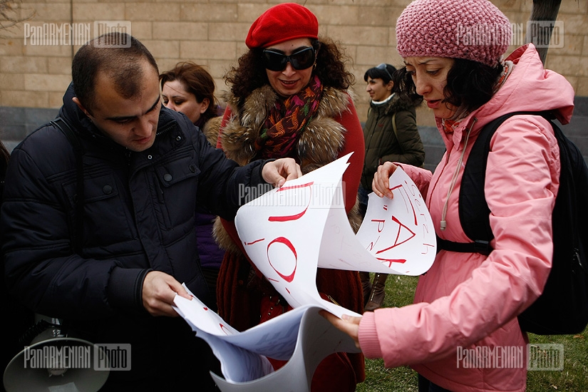Протест активистов перед зданием Посольством США в Армении, направленная  ​​против поздравления президента США Барака Обамы президенту РА Сержу Саргсяну