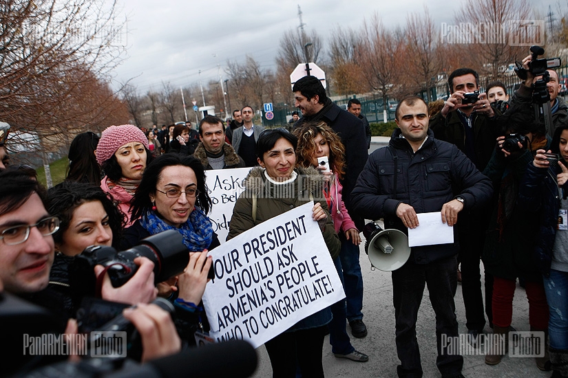 Activists made  protest  in front of the US Embassy in Armenia towards the congratulation by US President Barack Obama towards Armenian President Serzh Sargsyan