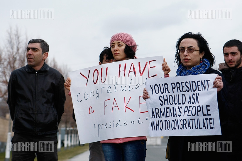 Ակտիվիստների բողոքի ցույցը ԱՄՆ դեսպատանան դիմաց` ուղղված ՀՀ նախագահ Սերժ Սարգսյանին ԱՄՆ նախագահ Բարաք Օբամայի շնորհավորանքի դեմ