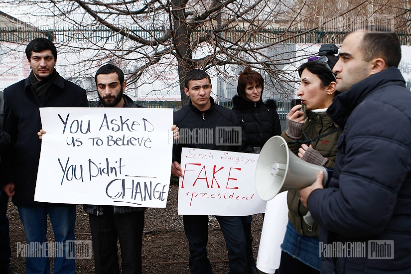 Протест активистов перед зданием Посольством США в Армении, направленная  ​​против поздравления президента США Барака Обамы президенту РА Сержу Саргсяну