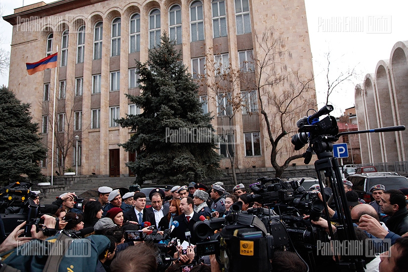 Представители Раффи Ованнисяна представили в КС Армении иск об оспаривании итогов президентских выборов