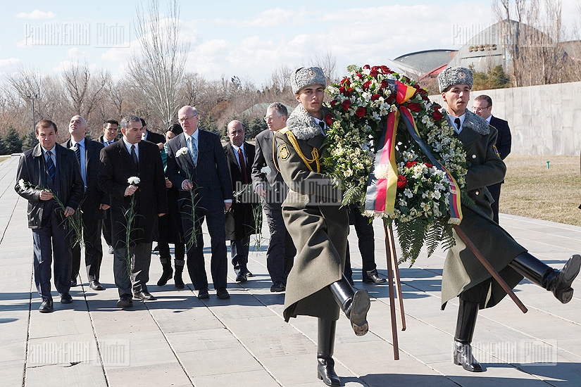Председатель Бундестага ФРГ Норберт Ламмерт и члены делегации посетили мемориальный комплекс Цицернакаберд