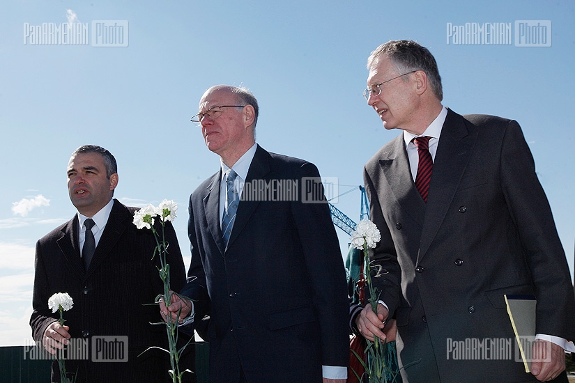 Председатель Бундестага ФРГ Норберт Ламмерт и члены делегации посетили мемориальный комплекс Цицернакаберд