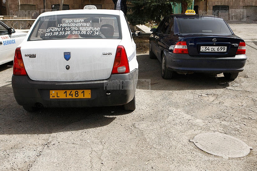 Protest of taxi drivers and  press conference of Taxi Association on the change of yellow numbers