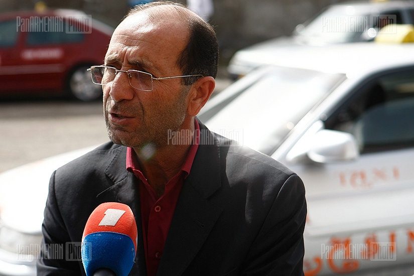 Protest of taxi drivers and  press conference of Taxi Association on the change of yellow numbers