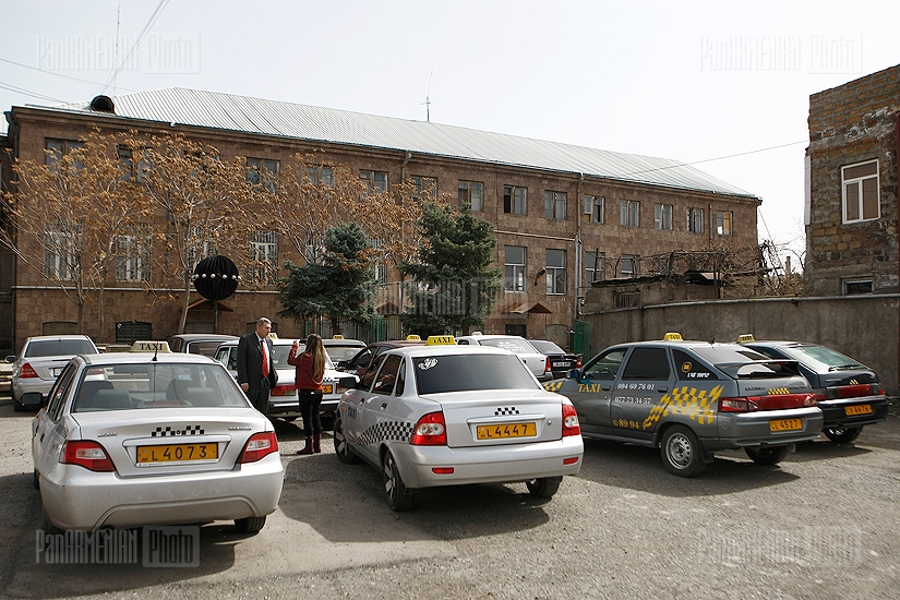 Protest of taxi drivers and  press conference of Taxi Association on the change of yellow numbers