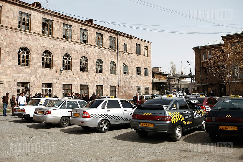 Protest of taxi drivers and  press conference of Taxi Association on the change of yellow numbers