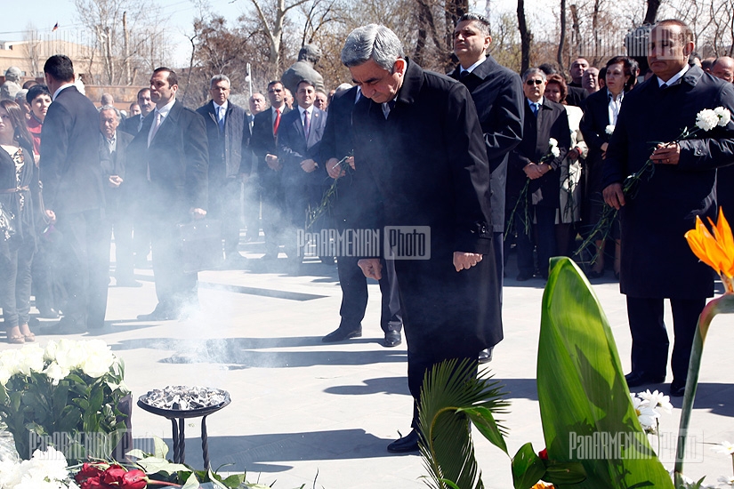РА президнет Серж Саргсян и другие официальные лица страны посетили Пантеон имени Комитаса, в связи с 6-ой годовщиной со сдня смерти бывшего премьер-министра Андраника Маргаряна