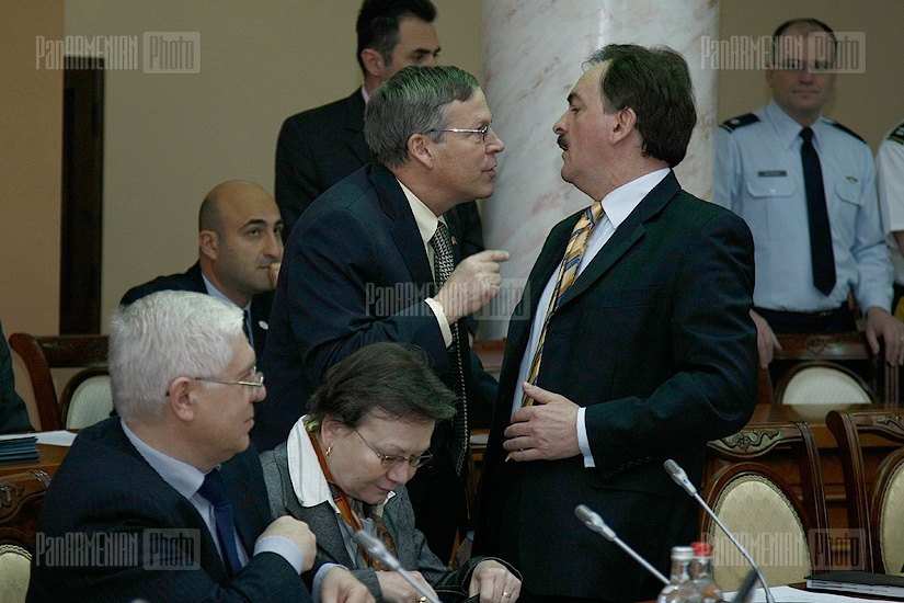 Քննարկում ՀՀ պաշտպանության նախարարությունում`ՀՀ պաշտպանության նախարարի, մարզպետների, համայնքապետերի, դեսպանների և միջազգային կազմակերպությունների ներկայացուցիչների մասնակցությամբ