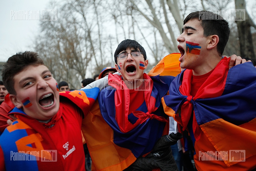 Марш футбольных фанатов к Республиканскому стадиону имени Вазгена Саркисяна перед матчем Армения-Чехия в Ереване