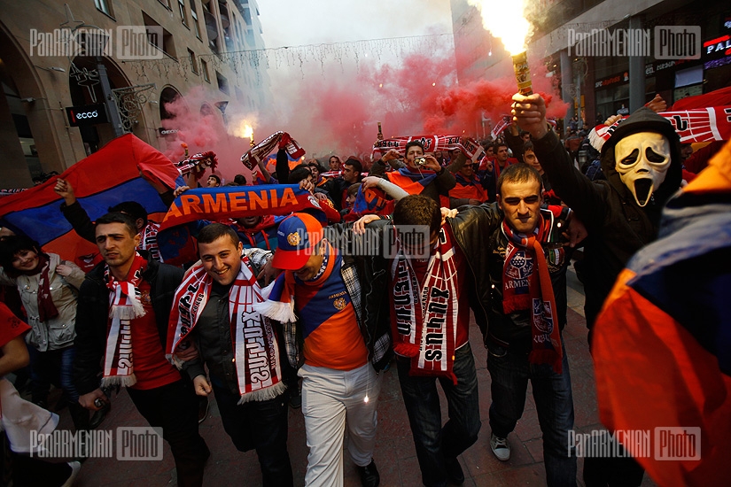 Марш футбольных фанатов к Республиканскому стадиону имени Вазгена Саркисяна перед матчем Армения-Чехия в Ереване