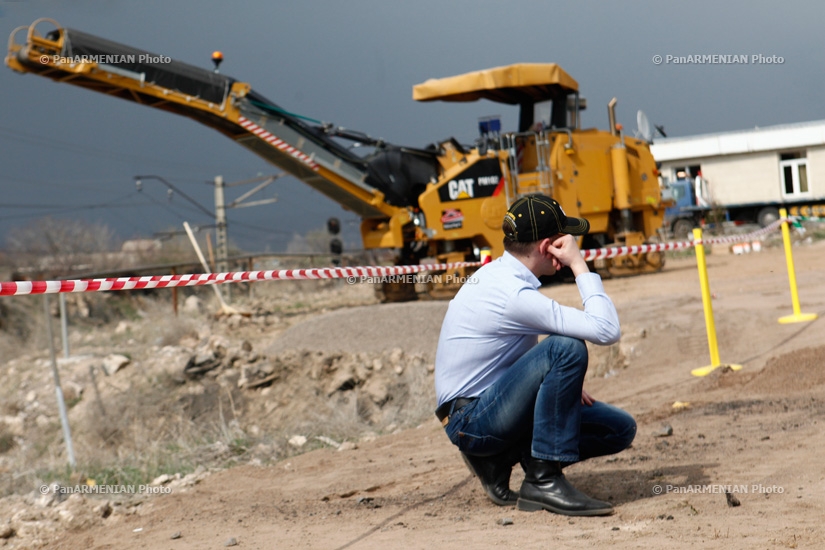 Minister of Transport and Communication of Armenia Gagik Beglaryan took part in a demonstration of new pavement technology
