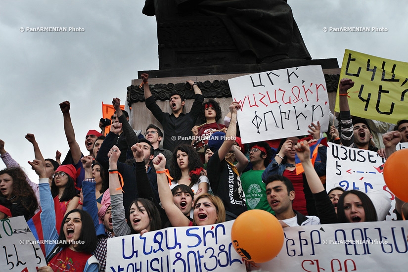 Րաֆֆի Հովհաննիսյանի «երդմնակալության արարողությունը» Ազատության հրապարակում