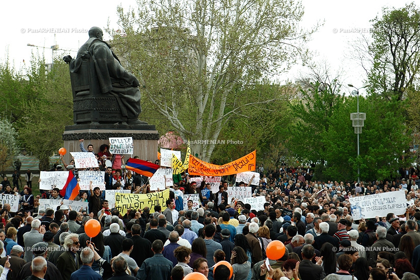 Րաֆֆի Հովհաննիսյանի «երդմնակալության արարողությունը» Ազատության հրապարակում