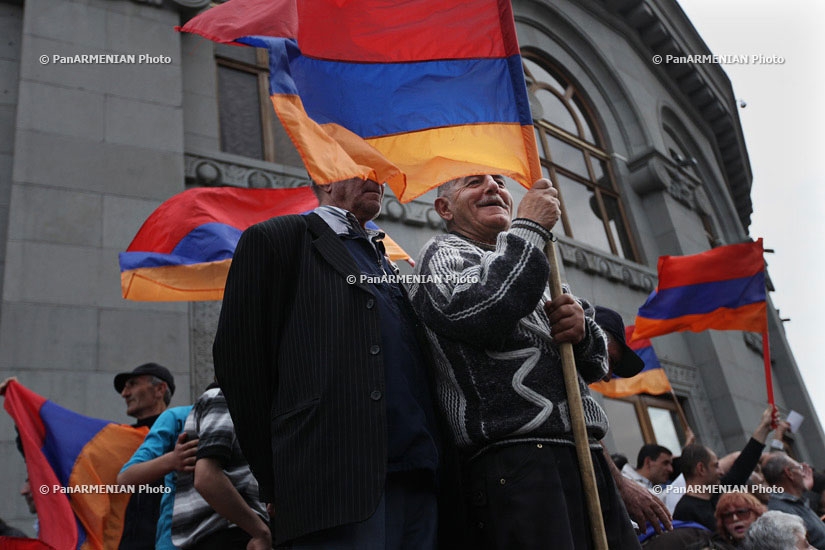 Րաֆֆի Հովհաննիսյանի «երդմնակալության արարողությունը» Ազատության հրապարակում