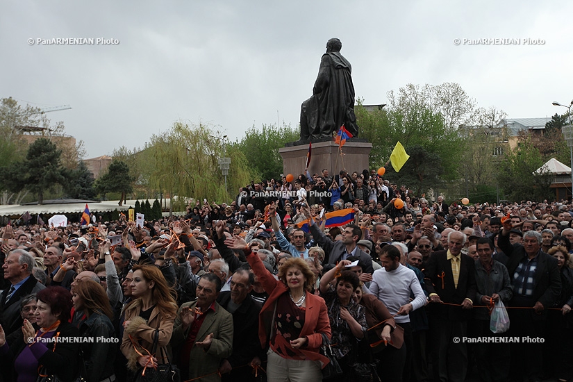 Րաֆֆի Հովհաննիսյանի «երդմնակալության արարողությունը» Ազատության հրապարակում
