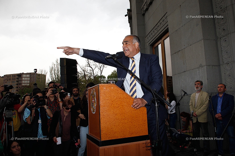 Րաֆֆի Հովհաննիսյանի «երդմնակալության արարողությունը» Ազատության հրապարակում