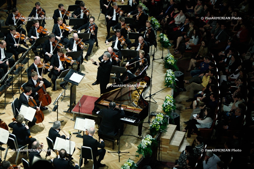Concert of Vienna Philharmonic Orchestra (conductor Michael Tilson Thomas) and pianist Yefim Bronfman