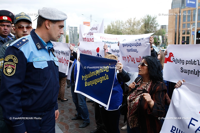 Молодежная ассоциация Армянского национального конгресса провела акцию протеста напротив здания мэрии Еревана