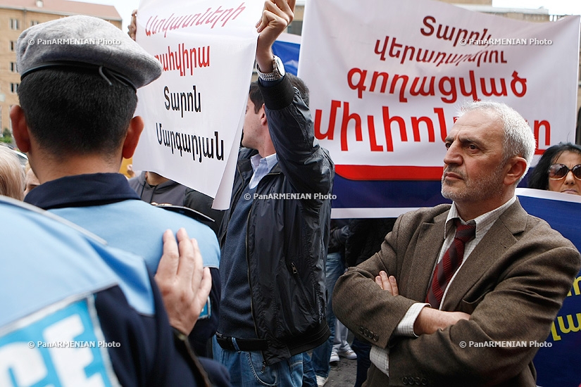Молодежная ассоциация Армянского национального конгресса провела акцию протеста напротив здания мэрии Еревана