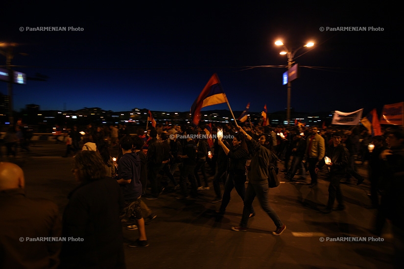 Традиционное факельное шествие в память жертв Геноцида армян в Ереване