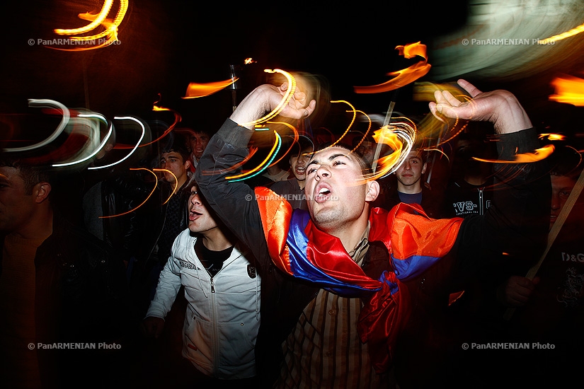 Традиционное факельное шествие в память жертв Геноцида армян в Ереване