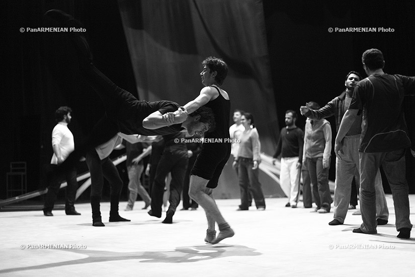 Հետնաբեմ. Սերժ Ավեդիքյանի բեմադրած «Անուշ» օպերան