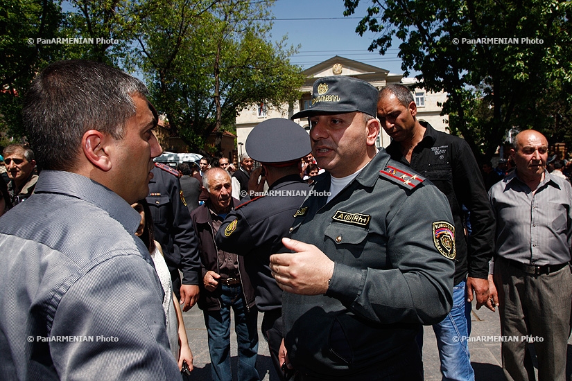 Акция протеста работников  завода «Наирит» напротив здания Президентской резиденции Армении