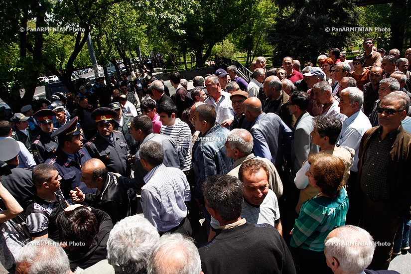 Акция протеста работников  завода «Наирит» напротив здания Президентской резиденции Армении