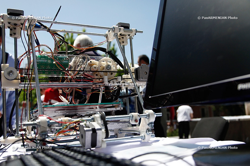 На мероприятии «День роботов» были продемонстрированы роботы, сконструированные в кружках робототехники