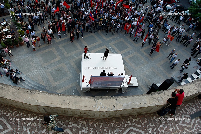 Митинг Армянской револяционной фракции Дашнакцутюн на площади им. Шарля Азнавура 
