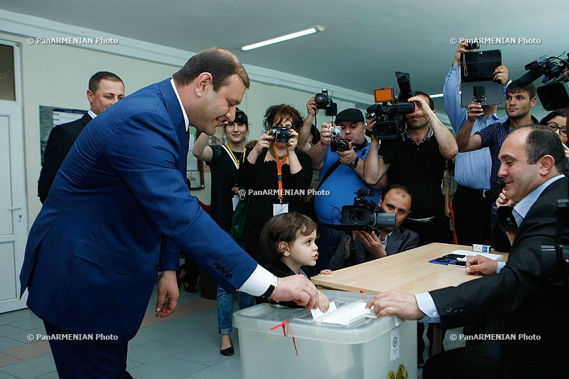 Мэр Еревана Тарон Маргарян проголосовал на выборах Совета старейшин Еревана