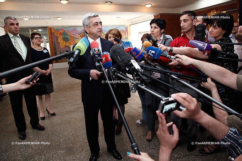 Президент Армении Серж Саргсян проголосовал на выборах Совета старейшин Еревана