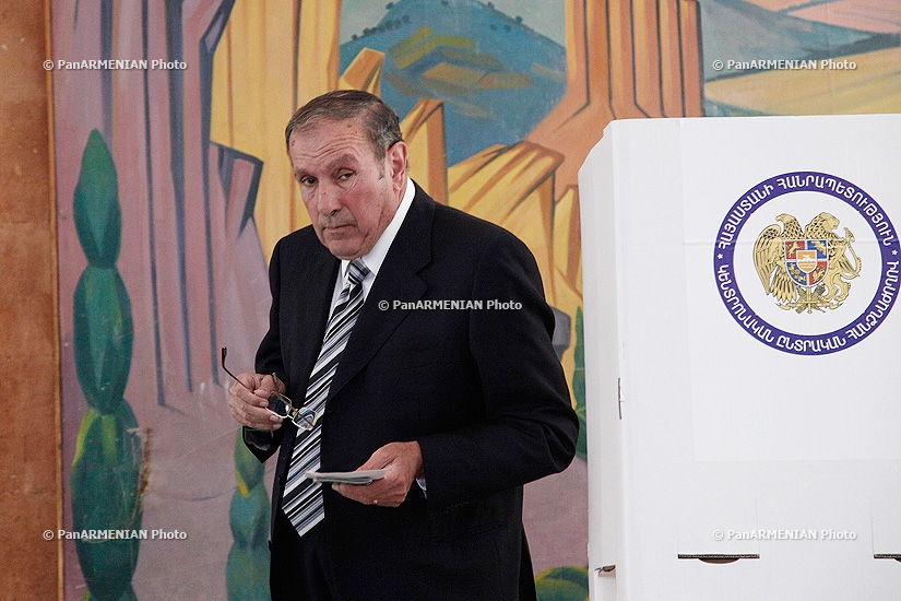 Armenian National Congress party's leader Levon Ter-Petrosyan cast ballot in Yerevan City Council election