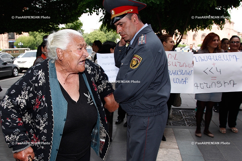 Акция протеста против повышения цен на газ перед зданием правительства Армении