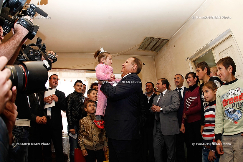  Председатель Национального Собрания Армении Овик Абрамян встретился с малообеспеченными семьями Арагацотнской области