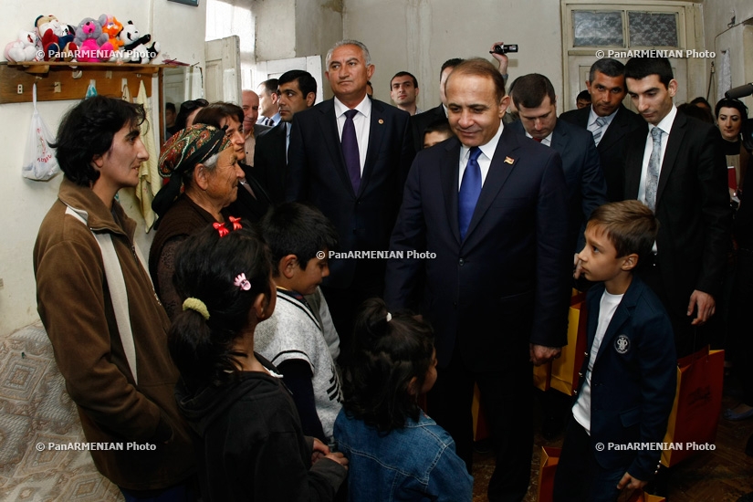  Председатель Национального Собрания Армении Овик Абрамян встретился с малообеспеченными семьями Арагацотнской области