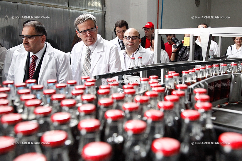 Посол США в Армении Джон Хефферн посетил завод компании «Кока-Кола Хеленик Ботлинг Компани»