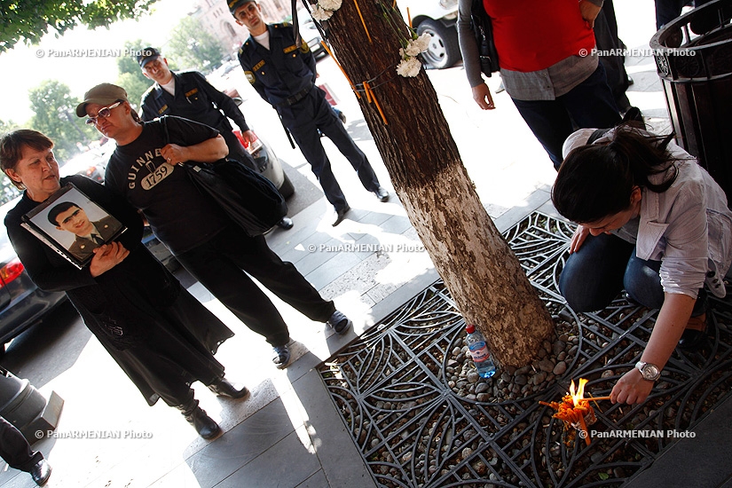 Напротив здания Правительства РА прошла акция протеста и зажжение свечей, посвященная убитого в Ноемберяне солдату