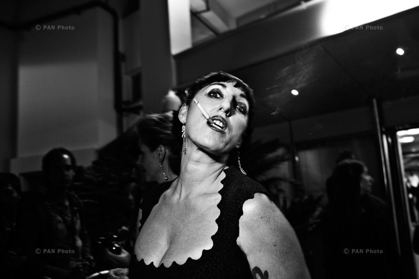 Spanish actress Rossy de Palma getting out in the middle of a film premiere and, obliged to stay out until the end, having fun and posing for photographers