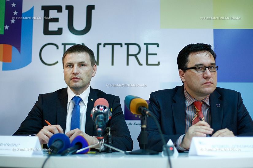 В центре ЕС состоялась пресс-конференция находящегося в Ереване министра юстиции Эстонии Ханно Певкура