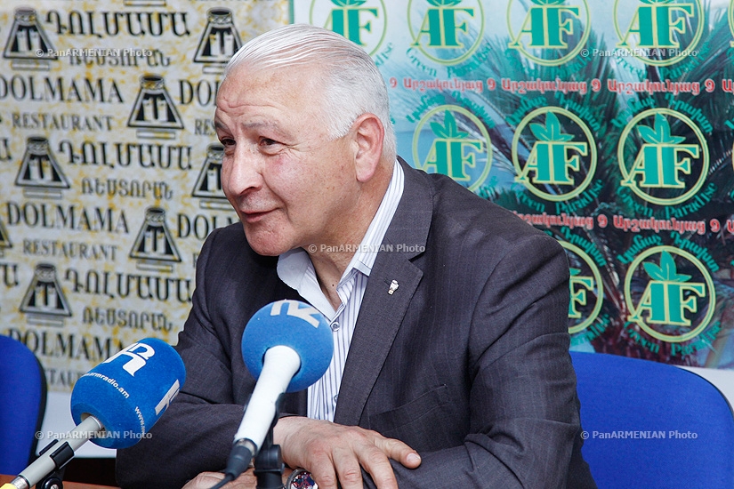 Пресс-конференция Вазгена Бадаляна, наставника армянкого боксера Вика Дарчинян