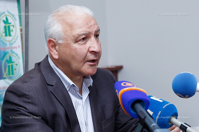 Press conference of Vazgen Badalyan, coach of Armenian boxer Vic Darchinyan