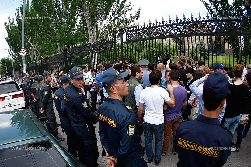 Напротив здания Нацинального Собрания Армении состоялась акция протеста против повышения цены на газ