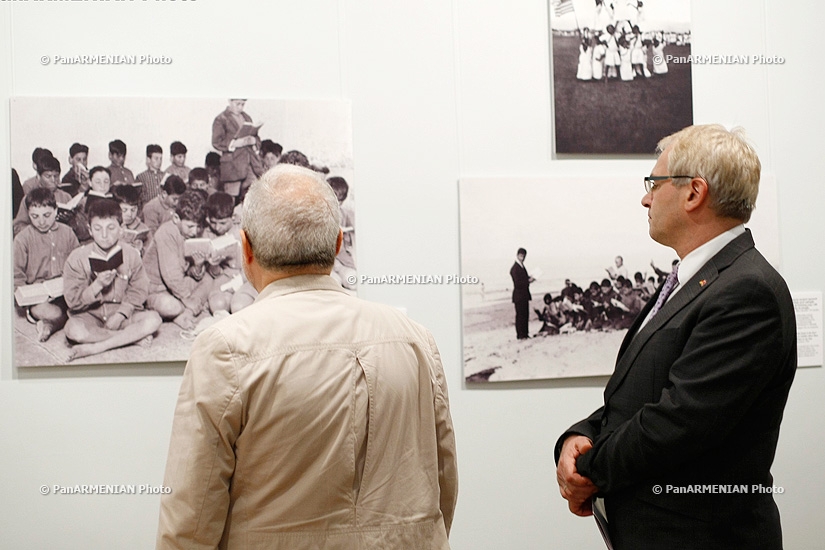 Посол США в Армении Джон Хефферн открыл выставку фотографий «По следам армянских сирот» в Национальной галерее Армении