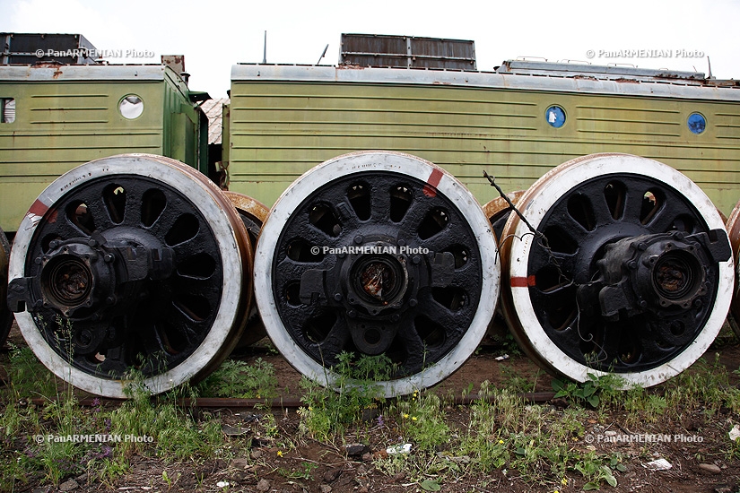 Открытие отремонтированных локомотивных вагонов депо в Гюмри