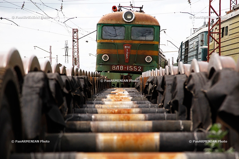 Открытие отремонтированных локомотивных вагонов депо в Гюмри